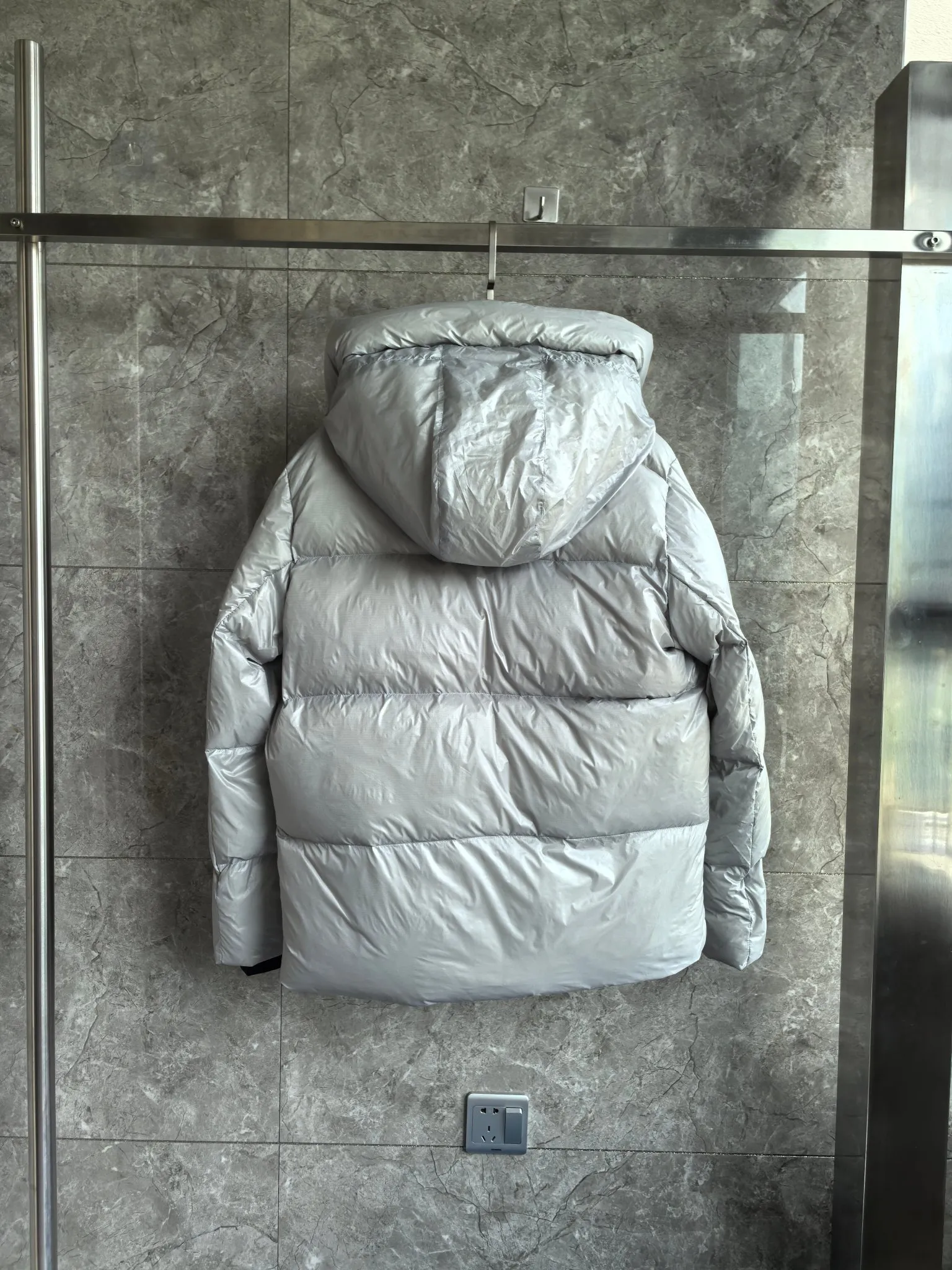 P760 2252M Crofton Puffer Unisex Jacket Down Jacket. Color: gray black label. Size: S M L XL XXL.